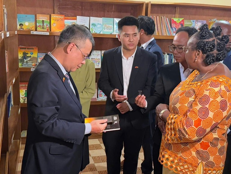El embajador de Vietnam en Portugal, Nguyen Manh Thang, visita una biblioteca comunitaria en la provincia de Bengo.
