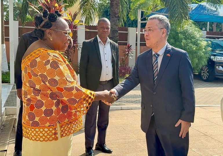 El embajador de Vietnam en Portugal, Nguyen Manh Thang, se reúne con la gobernadora de Bengo, Maria Antónia Nelumba. (Foto: Nhan Dan)