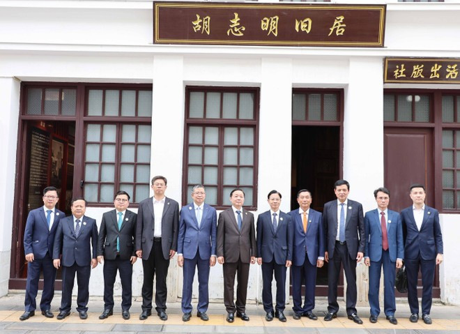 El vice primer ministro Tran Hong Ha y miembros de la delegación visitan el área de reliquias dedicada al Presidente Ho Chi Minh en la ciudad de Kunming, de la provincia china de Yunnan. (Fotografía: VNA) El vice primer ministro Tran Hong Ha y miembros de la delegación visitan el área de reliquias dedicada al Presidente Ho Chi Minh en la ciudad de Kunming, de la provincia china de Yunnan. (Fotografía: VNA)