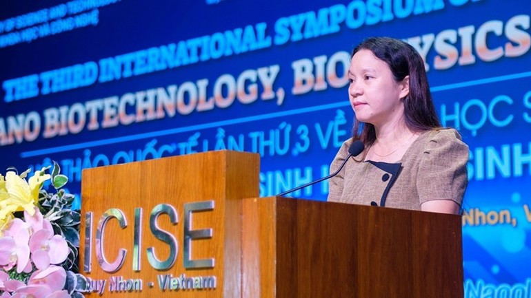 La subdirectora del Servicio de Ciencia y Tecnología de la provincia de Gia Lai, Vo Cao Thi Mong Hoai, interviene en el acto. (Foto: Nhan Dan)