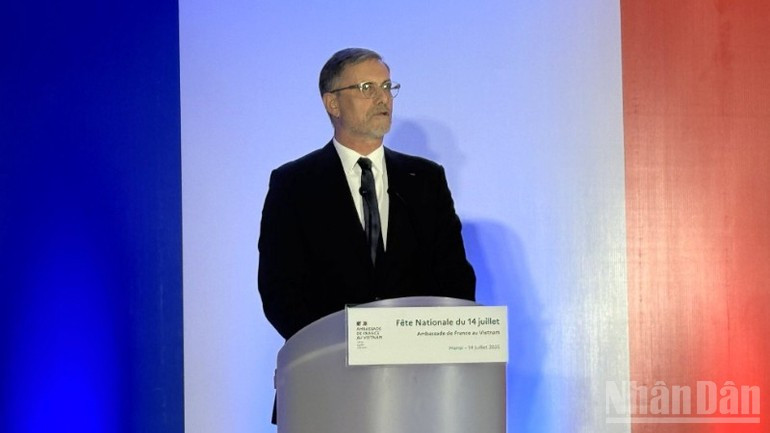 El embajador de Francia en Vietnam, Olivier Brochet, pronuncia el discurso de apertura. (Foto: Nhan Dan) El embajador de Francia en Vietnam, Olivier Brochet, pronuncia el discurso de apertura. (Foto: Nhan Dan)