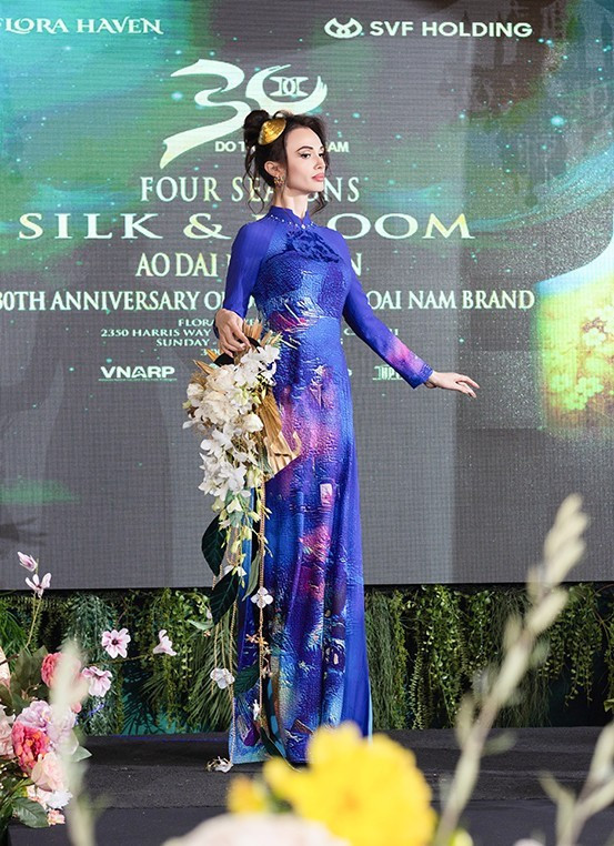 La Miss World International 2024 Lala Guseynzade ataviada con el “ao dai”.