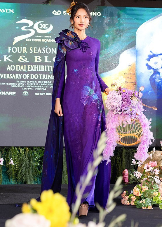 Un “ao dai” de seda creado con las técnicas de pintura, impresión, bordado a doble cara y flores de seda elaboradas a mano.