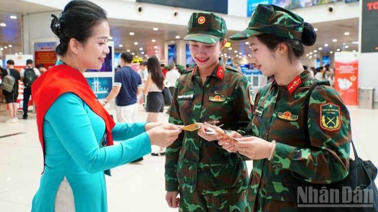 Según un portavoz de la compañía aérea de bandera nacional, Vietnam Airlines se enorgullece de operar vuelos como este, que conectan la retaguardia y el frente, y que difunden el sentido de la responsabilidad y el orgullo nacional.