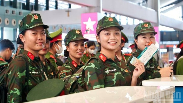 Al día siguiente del gran desfile, los militares se despiden de la capital para volver a Ciudad Ho Chi Minh.