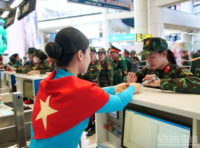 Una empleada de la aerolínea Vietnam Airlines enseña a los especiales pasajeros los procedimientos de embarque.