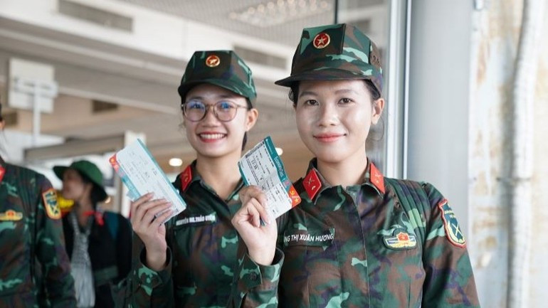 La alegría de las jóvenes militares tras tres meses de entrenamiento y dedicación para la gran cita.