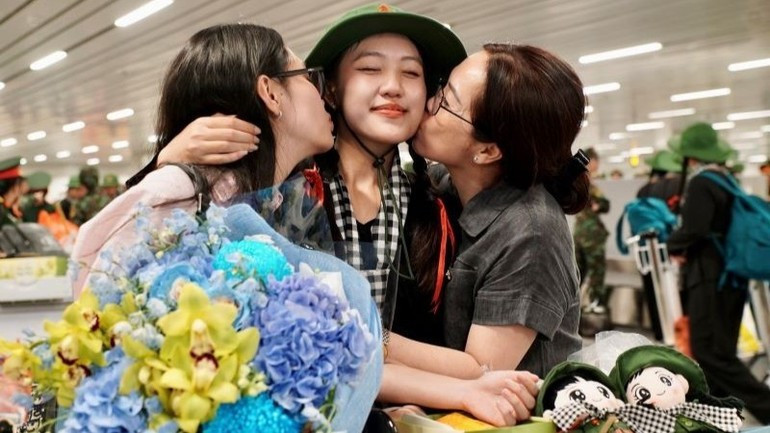 El momento de reunirse con la familia es una recompensa merecida por los esfuerzos pasados y motiva a los oficiales a seguir por el mismo camino.