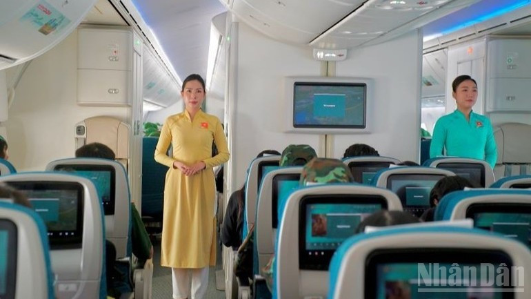 Las azafatas llevan en el pecho la insignia de la bandera nacional, con una estrella dorada sobre el fondo rojo. Esta imagen se suma a la atmósfera solemne del viaje y es un homenaje a quienes cumplieron su misión con excelencia.