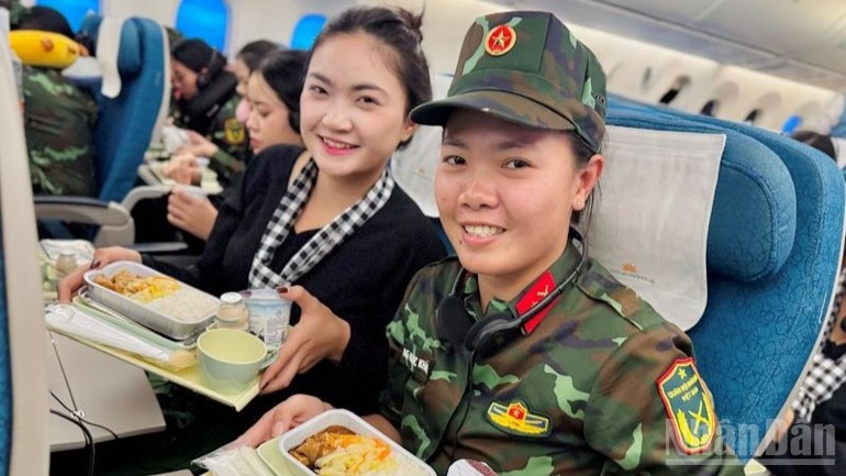 La comida a bordo y otros servicios de cuatro estrellas según el criterio internacional se convierten en un recuerdo inolvidable para cada miembro de la delegación.