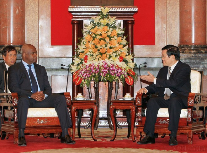 El presidente de Vietnam, Truong Tan Sang, recibe a Angelo de Barros V. Tavares, ministro del Interior de Angola (Hanói, 21 de octubre de 2014).