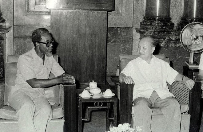 El presidente del Consejo de Estado vietnamita, Truong Chinh, recibe al ministro de Comercio Exterior de Angola, Ismael Gaspar Martins, durante una visita de este último al país indochino (21 de junio de 1984).