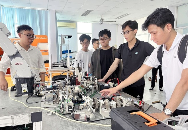 Estudiantes realizan sus investigaciones en el Centro de Formación del Parque de Alta Tecnología de Ciudad Ho Chi Minh. (Foto: VNA) Estudiantes realizan sus investigaciones en el Centro de Formación del Parque de Alta Tecnología de Ciudad Ho Chi Minh. (Foto: VNA)
