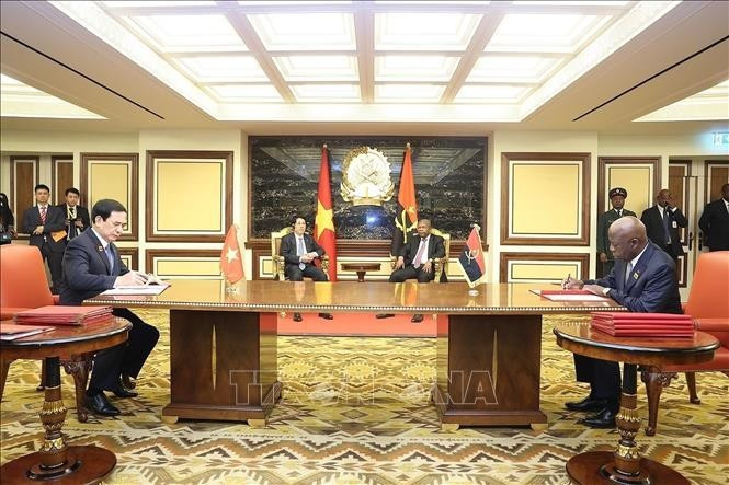 El presidente de Vietnam, Luong Cuong, y su homólogo angoleño, João Manuel Gonçalves Lourenço, presencian la firma de una Carta de Intención destinada a promover la cooperación en materia de defensa entre los dos países. (Foto: VNA) El presidente de Vietnam, Luong Cuong, y su homólogo angoleño, João Manuel Gonçalves Lourenço, presencian la firma de una Carta de Intención destinada a promover la cooperación en materia de defensa entre los dos países. (Foto: VNA)