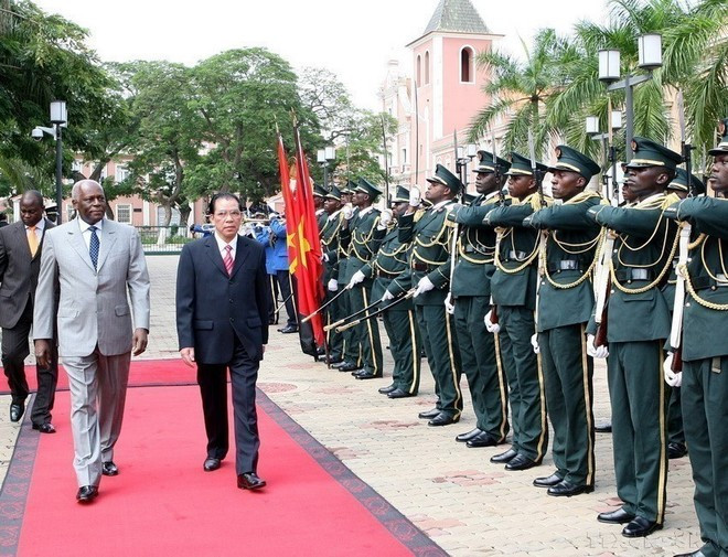 El presidente de Angola, José Eduardo dos Santos, y el secretario general del Partido Comunista de Vietnam, Nong Duc Manh, pasan revista a la guardia de honor durante una visita oficial del dirigente partidista vietnamita a Angola (Luanda, 3 de abril de 2008).