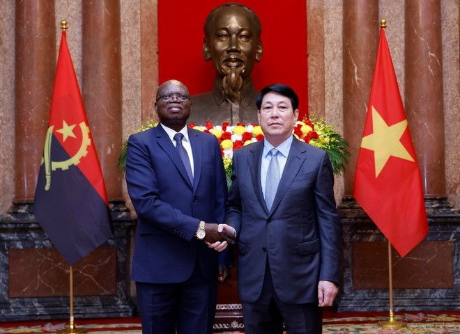 El presidente de Vietnam, Luong Cuong, recibe al embajador de Angola, Fernando Miguel, en ocasión de presentar este las cartas credenciales (24 de abril de 2025).