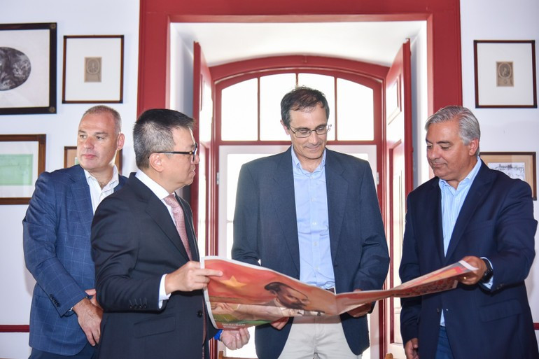 Los representantes del gobierno de Sesimbra se muestran impresionados por el suplemento de Nhan Dan en ocasión del 80º aniversario del Día Nacional de Vietnam. Los representantes del gobierno de Sesimbra se muestran impresionados por el suplemento de Nhan Dan en ocasión del 80º aniversario del Día Nacional de Vietnam.