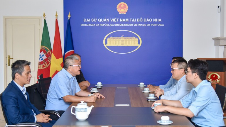 El embajador de Vietnam en Portugal, Nguyen Manh Thang, recibe al presidente-editor de Nhan Dan, Le Quoc Minh. El embajador de Vietnam en Portugal, Nguyen Manh Thang, recibe al presidente-editor de Nhan Dan, Le Quoc Minh.