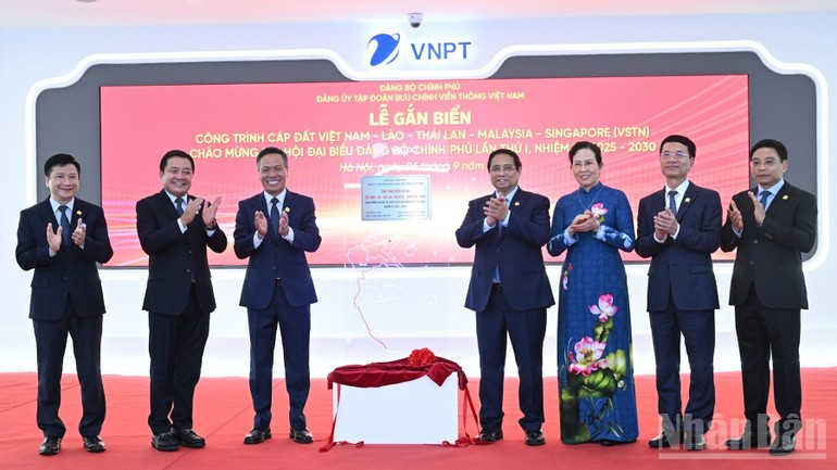 El primer ministro Pham Minh Chinh en la ceremonia de colocación de un cartel en el proyecto de cable terrestre Vietnam-Laos-Tailandia-Malasia-Singapur del Grupo VNPT. (Foto: Nhan Dan) El primer ministro Pham Minh Chinh en la ceremonia de colocación de un cartel en el proyecto de cable terrestre Vietnam-Laos-Tailandia-Malasia-Singapur del Grupo VNPT. (Foto: Nhan Dan)