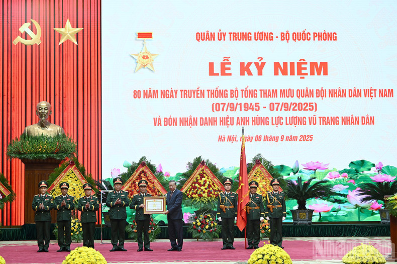 El secretario general del Partido, To Lam, otorga el título “Héroe de las Fuerzas Armadas Populares” al Estado Mayor General del Ejército Popular de Vietnam. ndo-br-7-0552.jpg