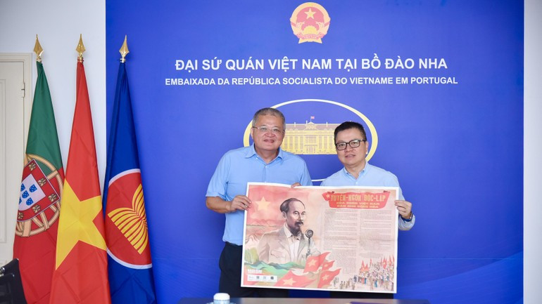 El compañero Le Quoc Minh otorga publicaciones especiales de Nhan Dan a la Embajada de Vietnam en Portugal. El compañero Le Quoc Minh otorga publicaciones especiales de Nhan Dan a la Embajada de Vietnam en Portugal.