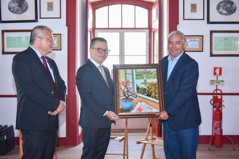 El compañero Le Quoc Minh entrega un suvenir al municipio de Sesimbra. El compañero Le Quoc Minh entrega un suvenir al municipio de Sesimbra.