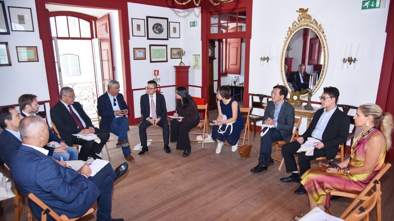 Escena de la reunión entre el compañero Le Quoc Minh y dirigentes de Sesimbra. Escena de la reunión entre el compañero Le Quoc Minh y dirigentes de Sesimbra.