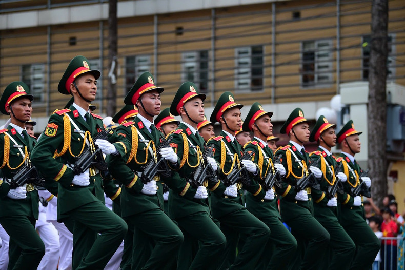 Los bloques desfilan por el escenario principal, instalado en la plaza de Ba Dinh, antes de tomar diferentes rutas.