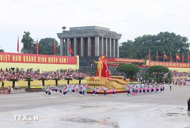 Las comparsas ceremoniales incluyen la del escudo nacional, el bloque de la bandera del Partido y la bandera nacional, la comparsa del retrato del Presidente Ho Chi Minh, y el bloque de símbolos del 80 aniversario de la Revolución de Agosto y del Día Nacional de la República Socialista de Vietnam.
