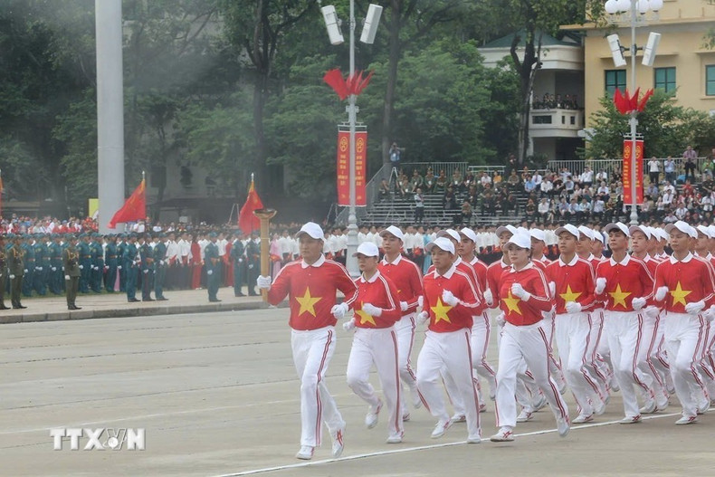 El evento comienza con una salva de 21 cañonazos y la ceremonia tradicional de encendido de antorcha.