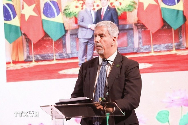 El viceministro de Relaciones Exteriores brasileño Laudemar Aguiar habla en la ceremonia. (Foto: Embajada de Vietnam en Brasil/VNA) El viceministro de Relaciones Exteriores brasileño Laudemar Aguiar habla en la ceremonia. (Foto: Embajada de Vietnam en Brasil/VNA)