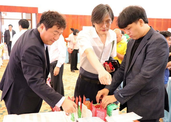Empresas surcoreanas presentan sus productos en un evento promocional en la provincia de Ninh Thuan (ahora parte de la provincia de Khanh Hoa). (Foto: VNA) Empresas surcoreanas presentan sus productos en un evento promocional en la provincia de Ninh Thuan (ahora parte de la provincia de Khanh Hoa). (Foto: VNA)