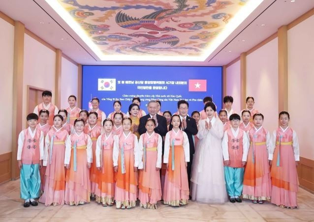 El presidente Lee Jae Myung y su esposa, posan junto al secretario general del Partido Comunista de Vietnam, To Lam, y su esposa para una foto con niños coreanos en la ceremonia de bienvenida al líder vietnamita. (Foto: VNA) El presidente Lee Jae Myung y su esposa, posan junto al secretario general del Partido Comunista de Vietnam, To Lam, y su esposa para una foto con niños coreanos en la ceremonia de bienvenida al líder vietnamita. (Foto: VNA)