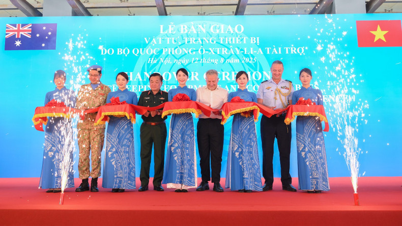 Delegados de los dos países efectúan el corte protocolario de cinta para marcar la entrega del donativo. (Foto: Nhan Dan) Delegados de los dos países efectúan el corte protocolario de cinta para marcar la entrega del donativo. (Foto: Nhan Dan)