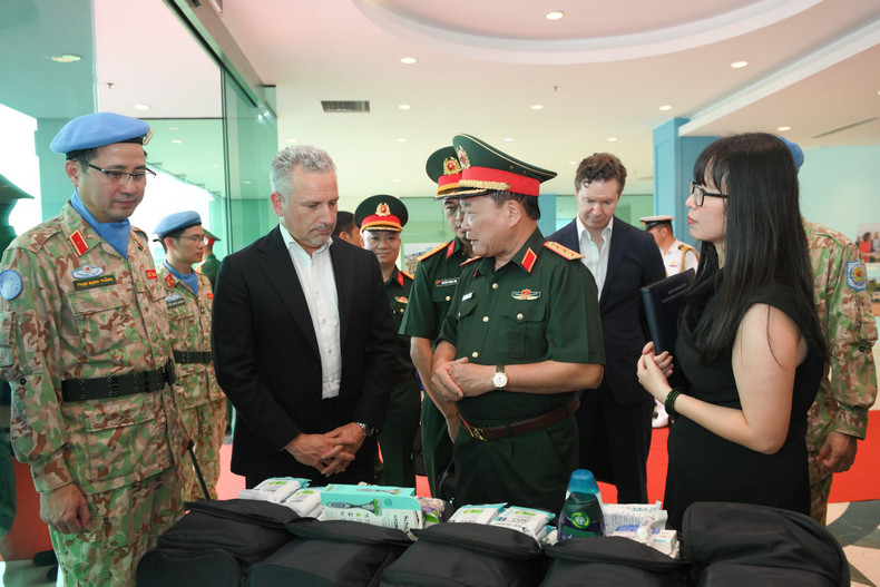 Los delegados visitan la exposición de suministros y equipos patrocinados por el Departamento de Defensa australiano para el Departamento de Mantenimiento de la Paz de Vietnam. (Foto: Nhan Dan) Los delegados visitan la exposición de suministros y equipos patrocinados por el Departamento de Defensa australiano para el Departamento de Mantenimiento de la Paz de Vietnam. (Foto: Nhan Dan)