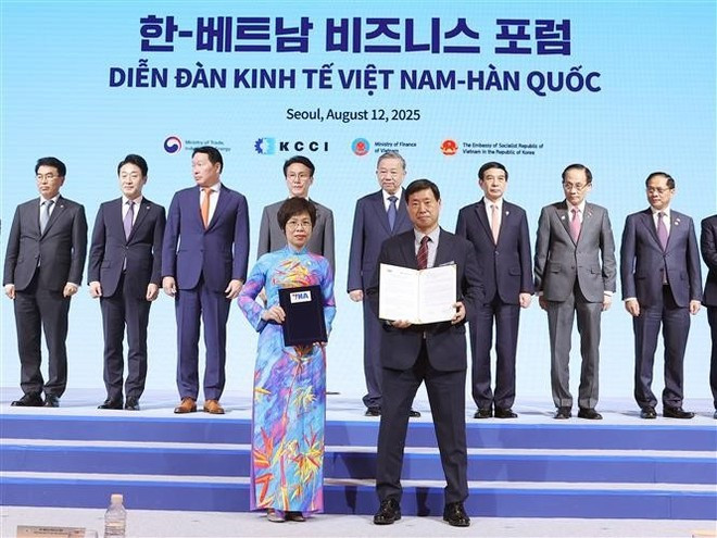 La directora general de la Agencia Vietnamita de Noticias, Vu Viet Trang, y el presidente y director ejecutivo de la Agencia de Noticias Yonhap, Hwang Dae-il, intercambian un acuerdo de cooperación bilateral en el foro. (Foto: VNA) La directora general de la Agencia Vietnamita de Noticias, Vu Viet Trang, y el presidente y director ejecutivo de la Agencia de Noticias Yonhap, Hwang Dae-il, intercambian un acuerdo de cooperación bilateral en el foro. (Foto: VNA)