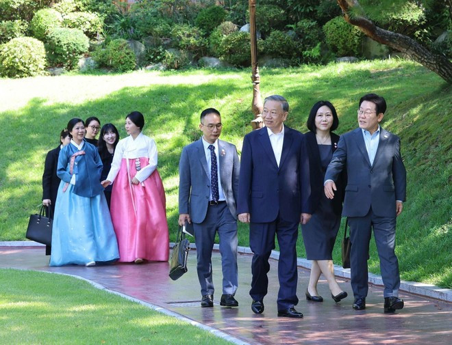 El secretario general del Partido Comunista de Vietnam, To Lam, y el presidente de Corea del Sur, Lee Jae Myung, junto con sus esposas, pasean por la Casa Azul. (Foto: VNA) El secretario general del Partido Comunista de Vietnam, To Lam, y el presidente de Corea del Sur, Lee Jae Myung, junto con sus esposas, pasean por la Casa Azul. (Foto: VNA)