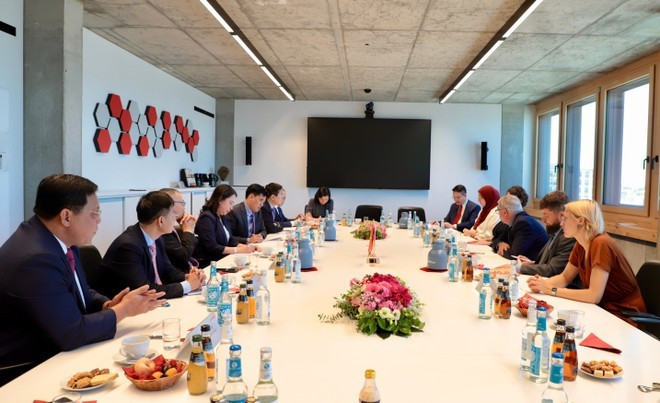 Escena de la reunión entre la vicepresidenta de Vietnam, Vo Thi Anh Xuan, y la presidencia de la Fundación Rosa-Luxemburg. (Fotografía: VNA) Escena de la reunión entre la vicepresidenta de Vietnam, Vo Thi Anh Xuan, y la presidencia de la Fundación Rosa-Luxemburg. (Fotografía: VNA)