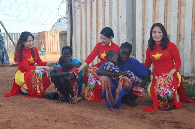La imagen del “ao dai” vietnamita siempre deja una buena impresión en los amigos. La imagen del “ao dai” vietnamita siempre deja una buena impresión en los amigos.