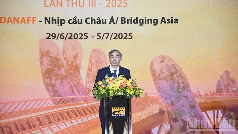 Le Trung Chinh, presidente del Comité Popular de Da Nang, en su intervención. (Fotografía: Nhan Dan) Le Trung Chinh, presidente del Comité Popular de Da Nang, en su intervención. (Fotografía: Nhan Dan)