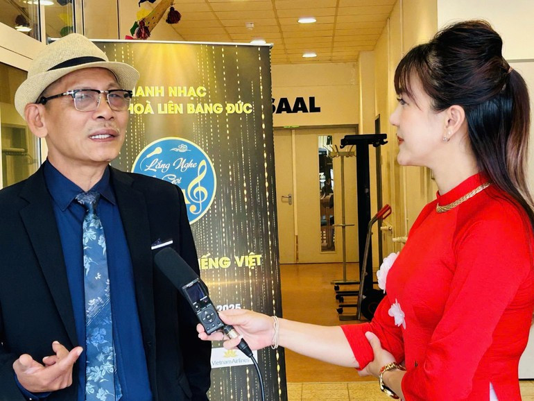 El Artista del Pueblo Duc Long en una entrevista con la Voz de Vietnam. (Fotografía: VOV) El Artista del Pueblo Duc Long en una entrevista con la Voz de Vietnam. (Fotografía: VOV)