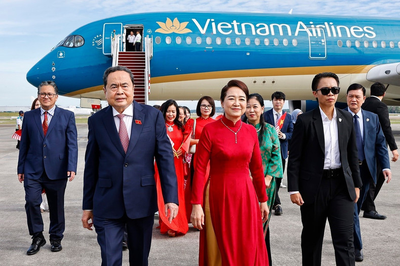 El presidente de la Asamblea Nacional de Vietnam, Tran Thanh Man, junto a su esposa, Nguyen Thi Thanh Nga, y una delegación de alto nivel, arriba hoy a Kuala Lumpur. (Foto: VNA) El presidente de la Asamblea Nacional de Vietnam, Tran Thanh Man, junto a su esposa, Nguyen Thi Thanh Nga, y una delegación de alto nivel, arriba hoy a Kuala Lumpur. (Foto: VNA)