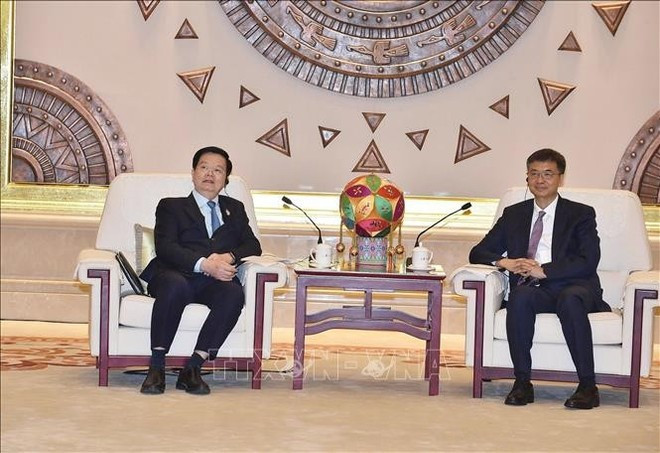 El vice primer ministro vietnamita Mai Van Chinh se reúne con Chen Gang, secretario del Comité del Partido Comunista de China en la Región Autónoma Zhuang de Guangxi. (Foto: VNA) El vice primer ministro vietnamita Mai Van Chinh se reúne con Chen Gang, secretario del Comité del Partido Comunista de China en la Región Autónoma Zhuang de Guangxi. (Foto: VNA)