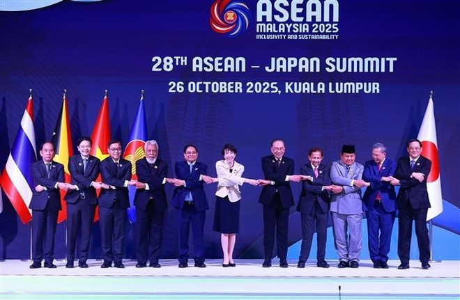 El primer ministro de Vietnam, Pham Minh Chinh (quinto a la izquierda); la primera ministra de Japón, Takaichi Sanae, y jefes de delegaciones asistentes a la 28ª Cumbre Asean – Japón. (Foto: VNA) El primer ministro de Vietnam, Pham Minh Chinh (quinto a la izquierda); la primera ministra de Japón, Takaichi Sanae, y jefes de delegaciones asistentes a la 28ª Cumbre Asean – Japón. (Foto: VNA)