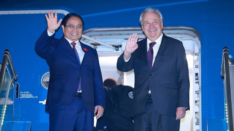 El primer ministro de Vietnam, Pham Minh Chinh, y el secretario general de la ONU, Antonio Guterres, quien acaba de concluir una visita oficial a este país con motivo de la firma de la Convención de las Naciones Unidas contra la Ciberdelincuencia, parten de Hanói hacia Malasia para participar en la 47ª Cumbre de la Asean y las citas relacionadas. El primer ministro de Vietnam, Pham Minh Chinh, y el secretario general de la ONU, Antonio Guterres, quien acaba de concluir una visita oficial a este país con motivo de la firma de la Convención de las Naciones Unidas contra la Ciberdelincuencia, parten de Hanói hacia Malasia para participar en la 47ª Cumbre de la Asean y las citas relacionadas.