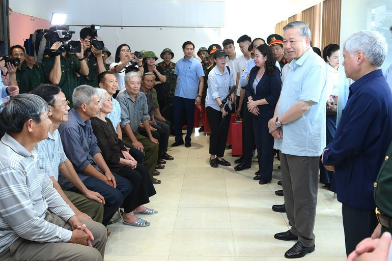El secretario general del Partido Comunista de Vietnam, To Lam, visita a pobladores de la provincia de Thai Nguyen. (Foto: Nhan Dan) El secretario general del Partido Comunista de Vietnam, To Lam, visita a pobladores de la provincia de Thai Nguyen. (Foto: Nhan Dan)