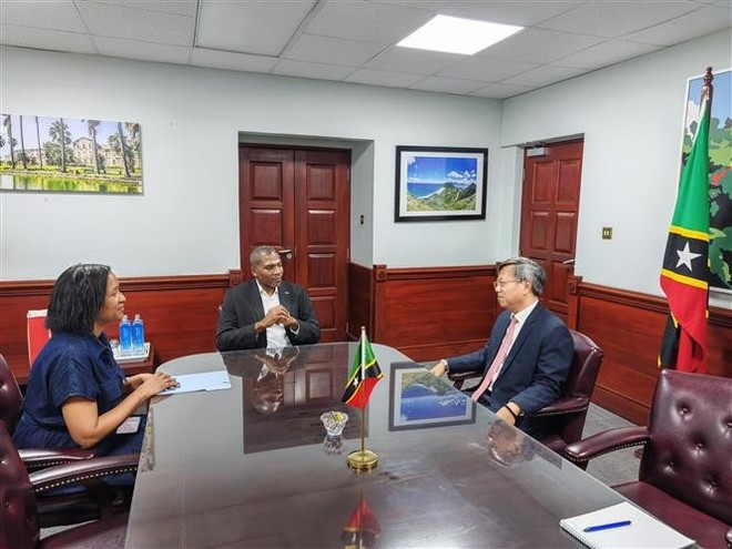 El embajador vietnamita Le Quang Long se reúne con el primer ministro sancristobaleño, Terrance Drew. (Foto: VNA) El embajador vietnamita Le Quang Long se reúne con el primer ministro sancristobaleño, Terrance Drew. (Foto: VNA)