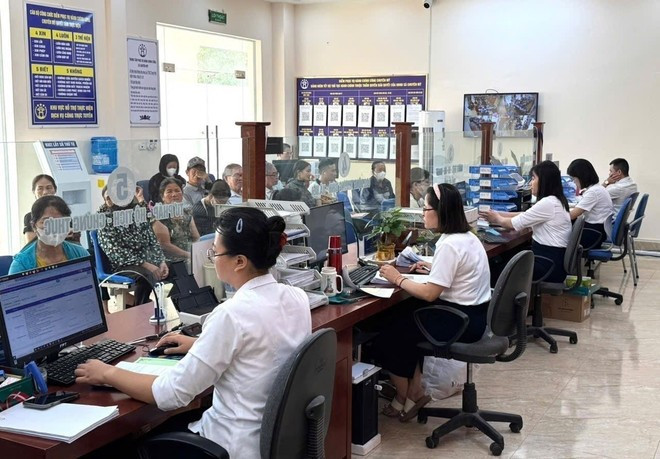 Funcionarios públicos de la comuna de Chuyen My atienden a ciudadanos. (Foto: VNA) Funcionarios públicos de la comuna de Chuyen My atienden a ciudadanos. (Foto: VNA)
