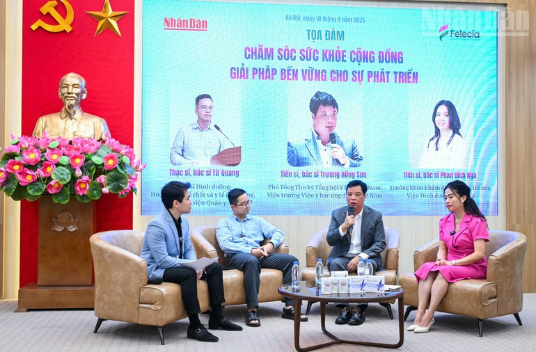 Escena de la tertulia. (Foto: Nhan Dan)