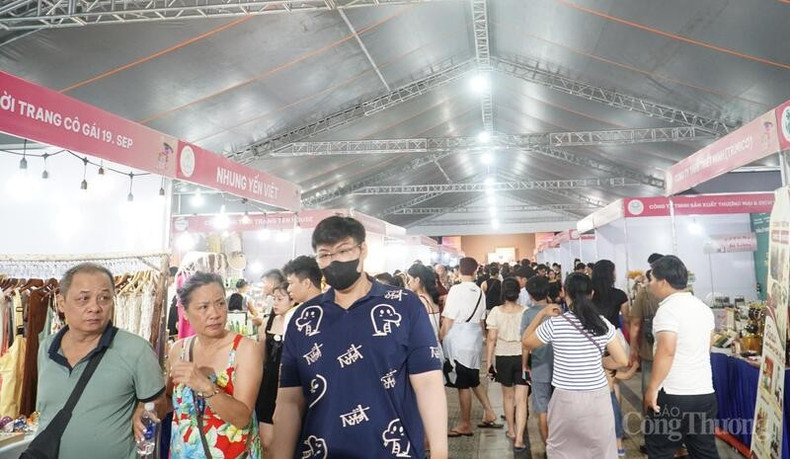 El mercado se ve concurrido especialmente por la noche. El mercado se ve concurrido especialmente por la noche.